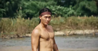 Nam diễn viên Mỹ cao 1m8, khó nhuộm răng đen để khoe body 6 múi trong phim Tết