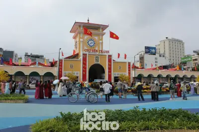 Chợ Bến Thành và Hồ Con Rùa rực rỡ sau cải tạo, điểm check-in hút khách dịp Xuân Bính Ngọ