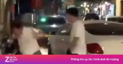 Xô xát náo loạn trung tâm TP.HCM sau va chạm giữa xe Bentley và xe 7 chỗ