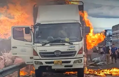 Cháy xe tải trên cao tốc Phan Thiết - Dầu Giây, giao thông ùn ứ nghiêm trọng