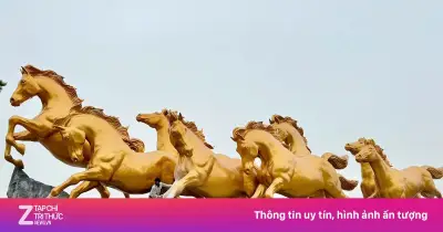 Cụm linh vật 'Bát mã truy phong' cao ngất gây sốt bên vịnh Hạ Long