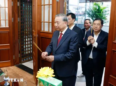 Tổng Bí thư Tô Lâm thắp hương tưởng nhớ các đồng chí lãnh đạo Đảng, Nhà nước