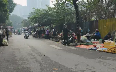 Hà Nội: Cốc ngo 70 Nguyễn Hoàng Tôn vẫn tồn tại dù đã có biển cấm