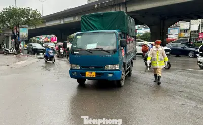 Hà Nội ùn tắc nghiêm trọng do xe tải vi phạm giờ cấm vào nội đô