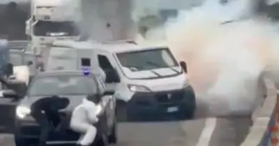 Băng Cướp Ý Dựng Rào Lửa, Nổ Súng Cướp Xe Chở Tiền Giữa Ban Ngày