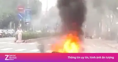 Xe Máy Bốc Cháy Trơ Khung Giữa Đường TP.HCM, Tài Xế Bỏ Chạy Thoát Thân