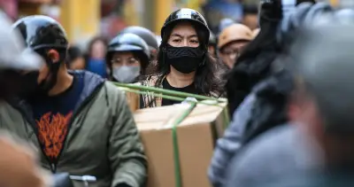 Phố Cổ Hà Nội ùn tắc trước Tết, người mua nhích từng bước