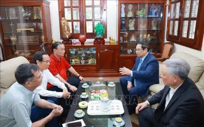 Thủ tướng Phạm Minh Chính thăm viếng, chúc Tết các gia đình lãnh đạo tiền bối