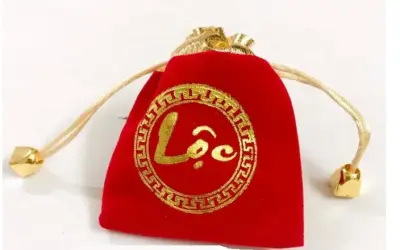 Thưởng Tết 'độc lạ' ở Trung Quốc: Lịch, cốc in logo thay tiền mặt khiến nhân viên bật cười