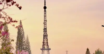 Tháp Vinaphone Đà Lạt bị ví như Tháp Eiffel trong sương mù, cộng đồng mạng thích thú