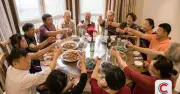 7 Cặp Vợ Chồng Trung Quốc Thuê Biệt Thự Sống Chung, An Hưởng Tuổi Già Cùng Bạn Bè