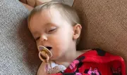 Bé 10 tháng tuổi nôn vọt dữ dội nghi do sữa thu hồi của Nestlé tại Anh