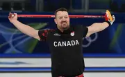 Bê bối tại Olympic 2026: Canada bị tố chơi xấu và văng tục trong trận curling với Thụy Điển