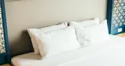 Bí mật đằng sau 4 chiếc gối trên giường khách sạn: Không chỉ trang trí