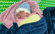 Bé sơ sinh bị bỏ rơi giữa cỏ ở Đắk Lắk đã được mẹ đón về sau khi điều trị