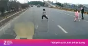 Bé trai lao vụt qua quốc lộ, tài xế ô tô phanh gấp tránh tai nạn thảm khốc