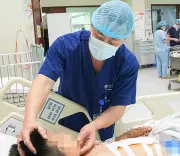 Bé trai Ninh Bình thủng dạ dày, hỏng mắt vì nghịch kíp nổ tự chế trong dịp Tết