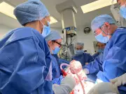 Bé trai đầu tiên tại Anh chào đời từ tử cung cấy ghép của người hiến đã mất