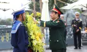 Bộ trưởng Quốc phòng dâng hương tưởng niệm Đại tướng Võ Nguyên Giáp tại Quảng Ninh