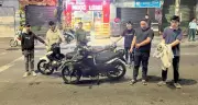 Ba thanh niên chặn xe, ngáng đường người đi đường để xử phạt ở Hà Nội