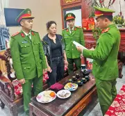 Bắc Ninh Bắt Đối Tượng Chui Bồi Thu Tiền Trong Xe Trái Phép Của Người Đi Lễ