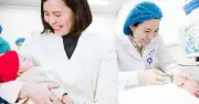 Bác sĩ Nguyễn Thị Sim: Hành trình cứu sống thai nhi bằng kỹ thuật truyền máu hiện đại