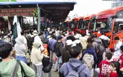 Bến xe Miền Tây chật kín người về quê đón Tết Bính Ngọ 2026