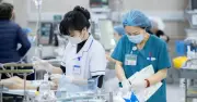 Bệnh viện Bạch Mai quá tải dịp Tết, nhân viên y tế làm việc không ngừng nghỉ