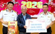 Báo Tuổi Trẻ Xuân 2026 được trao tặng quân dân Trường Sa và Vùng 4 Hải quân