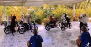 Cụ ông 74 tuổi xúc động tiễn con cháu lên thành phố sau Tết
