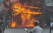 Cửa hàng đồ gỗ ở TP.HCM cháy dữ dội, lực lượng chức năng khẩn trương khống chế