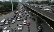 Cửa Ngõ Hà Nội Ùn Ứ Nghẹt Thở, TP HCM Thông Thoáng Trong Ngày Cận Tết