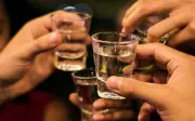 Cách làm chậm cơn say và giảm tổn thương gan do rượu trong ngày Tết
