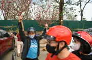 Chợ hoa Hà Nội chiều cuối năm: Giá hạ, giao dịch nhanh, tiểu thương dọn dẹp gấp