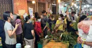 Chợ hoa Hồ Thị Kỷ nhộn nhịp đêm 28 Tết, khách chen chân mua hoa với giá 'không trả giá'