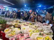 Chợ Hoa Hồ Thị Kỷ Tấp Nập Đêm 27 Tết, Khách Đổ Về Mua Hoa Tươi Giữa Khuya