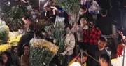 Chợ hoa Quảng An nhộn nhịp xuyên đêm cận Tết, giá hoa tăng vọt
