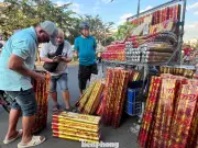 Chợ pháo hoa giấy lớn nhất Sài Gòn nhộn nhịp cuối năm, giá tăng nhẹ