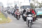 Chiều cuối nghỉ Tết, người dân miền Tây hối hả trở lại TP.HCM trên Quốc lộ 1