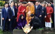 Chủ tịch nước Lương Cường và kiều bào thả cá chép tại đền Ngọc Sơn trong Xuân quê hương 2026