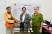 Người dân trả lại 100 triệu đồng nhặt được, công an hỗ trợ trao trả tài sản