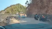 Clip Tai Nạn Kinh Hoàng: Xe Mô Tô Mất Lái, Kéo Tài Xế Lao Xuống Vách Đá