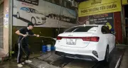 Cận Tết, các tiệm rửa xe ở Ninh Bình đông nghẹt khách, xe xếp hàng dài chờ đợi