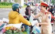 Cảnh sát Đồng Nai phát nước, khăn lạnh, sữa miễn phí hỗ trợ người dân về quê đón Tết