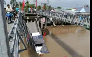 Cầu 30-4 ở Cần Thơ sập, xe tải chở gạo rơi xuống sông Thốt Nốt