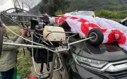 Dù lượn động cơ rơi trúng ô tô ở Hà Giang, suýt gây tai nạn nghiêm trọng