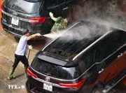 Dịch vụ rửa xe tất bật ngày cận Tết Bính Ngọ 2026, giá tăng mạnh