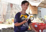 Chàng trai khiếm thính An Giang biến phế liệu thành mô hình, giành giải khởi nghiệp