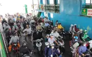 Dòng người hối hả trở lại TP.HCM sau Tết, bến phà Cát Lái nhộn nhịp giờ cao điểm