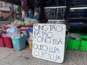 Cửa hàng cá cảnh trưng biển '2 ông 1 bà' hút khách mua cá chép tiễn ông Táo
